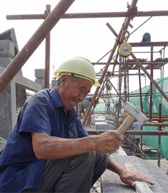 衛輝望京樓修繕施工頂層外沿青石吊裝工作